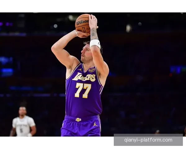 东契奇60分带领独行侠迎8连胜 疲惫闭眼庆祝 湖人全队为其狂欢祝贺