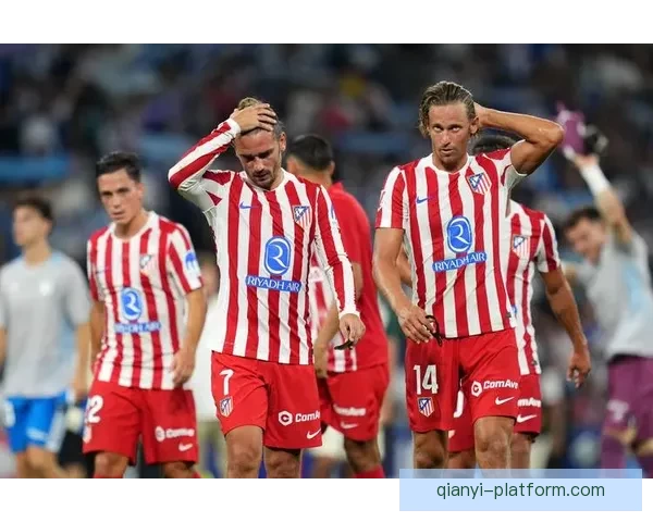 巴萨中卫蹬踏染红后获改判 西蒙尼愤怒挥手 马竞官方质疑判罚