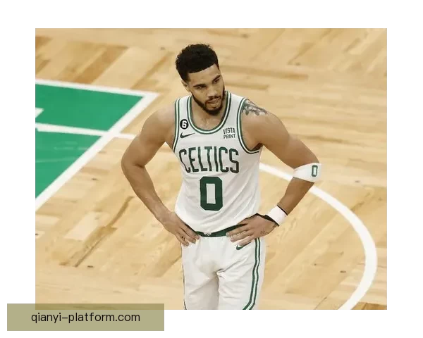 塔图姆向裁判索要技术犯规仍被判罚他逐渐找回比赛手感